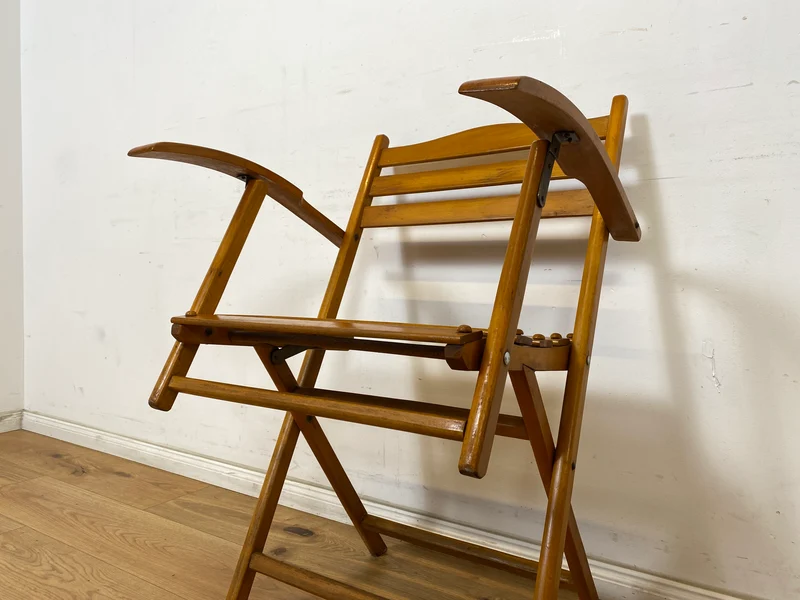WMK 1/4 Besonders schöner, bequemer und sehr gut erhaltener Mid-Century Klappstuhl aus Holz