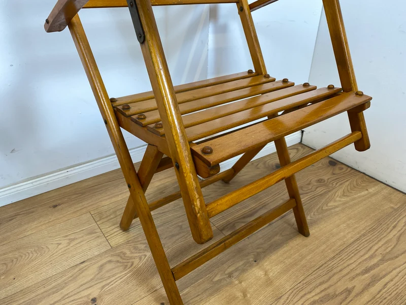 WMK 1/4 Besonders schöner, bequemer und sehr gut erhaltener Mid-Century Klappstuhl aus Holz