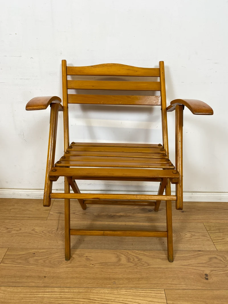 WMK 1/4 Besonders schöner, bequemer und sehr gut erhaltener Mid-Century Klappstuhl aus Holz