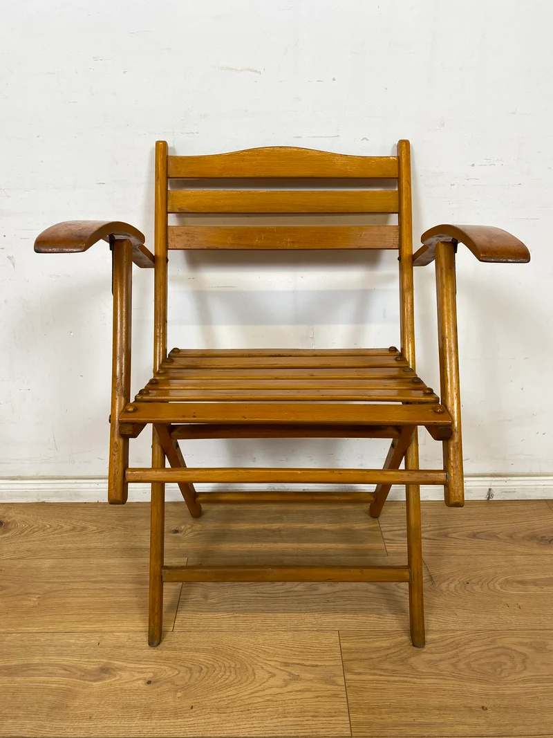 WMK 1/4 Besonders schöner, bequemer und sehr gut erhaltener Mid-Century Klappstuhl aus Holz