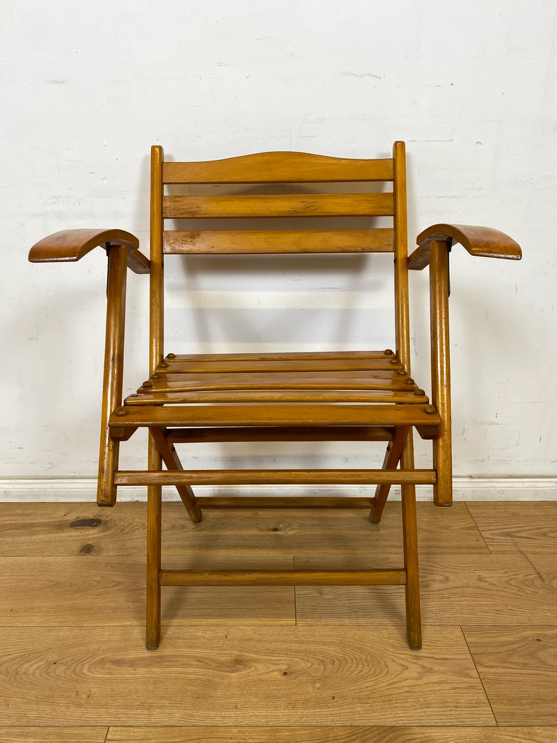 WMK 1/4 Besonders schöner, bequemer und sehr gut erhaltener Mid-Century Klappstuhl aus Holz
