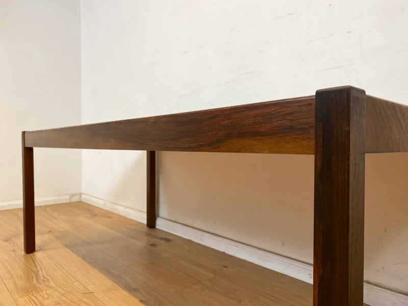 WMK Stilvoller und sehr gut erhaltener großer dänischer Couchtisch aus Palisander mit kunstvoll gestalteten Fliesen