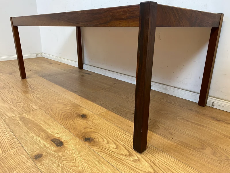 WMK Stilvoller und sehr gut erhaltener großer dänischer Couchtisch aus Palisander mit kunstvoll gestalteten Fliesen