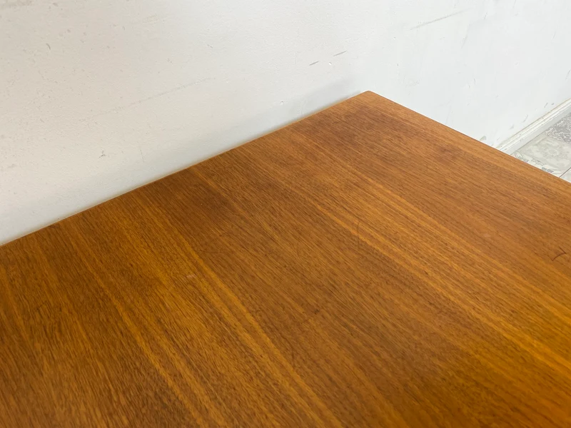 WMK Minimalistischer und gut erhaltener skandinavischer Wohnzimmertisch im Teakholz