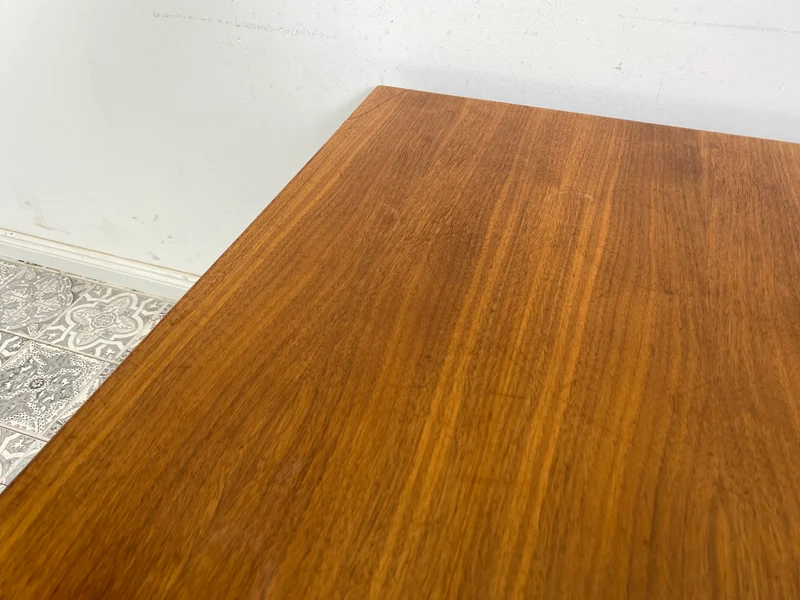 WMK Minimalistischer und gut erhaltener skandinavischer Wohnzimmertisch im Teakholz