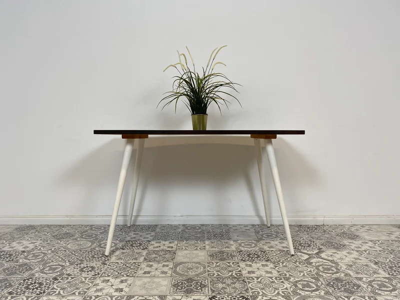 WMK Sehr hübscher und gut erhaltener Mid-Century Couchtisch aus dem Jahr 1968, mit schöner Tischplatte und konischen Füßen