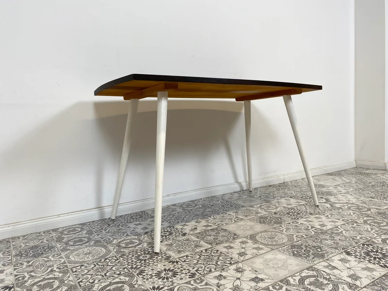 WMK Sehr hübscher und gut erhaltener Mid-Century Couchtisch aus dem Jahr 1968, mit schöner Tischplatte und konischen Füßen