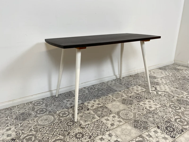 WMK Sehr hübscher und gut erhaltener Mid-Century Couchtisch aus dem Jahr 1968, mit schöner Tischplatte und konischen Füßen
