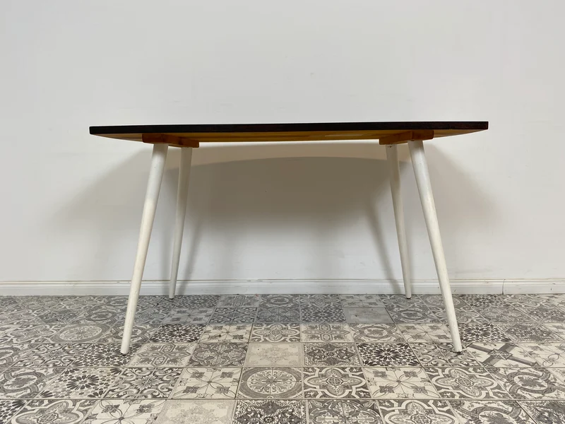 WMK Sehr hübscher und gut erhaltener Mid-Century Couchtisch aus dem Jahr 1968, mit schöner Tischplatte und konischen Füßen