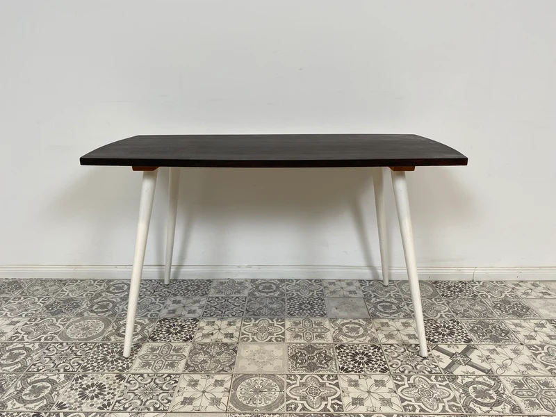 WMK Sehr hübscher und gut erhaltener Mid-Century Couchtisch aus dem Jahr 1968, mit schöner Tischplatte und konischen Füßen