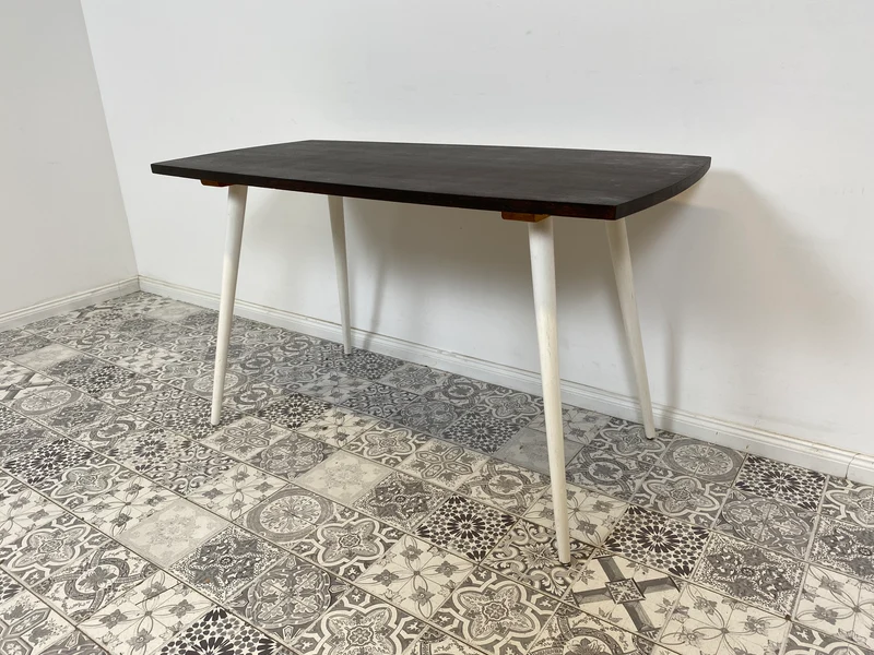 WMK Sehr hübscher und gut erhaltener Mid-Century Couchtisch aus dem Jahr 1968, mit schöner Tischplatte und konischen Füßen