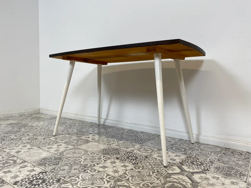WMK Sehr hübscher und gut erhaltener Mid-Century Couchtisch aus dem Jahr 1968, mit schöner Tischplatte und konischen Füßen