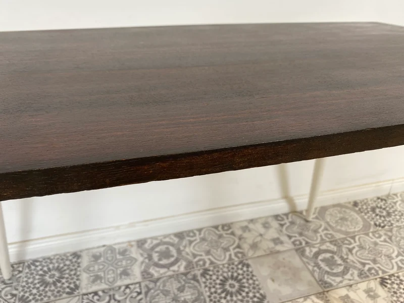 WMK Sehr hübscher und gut erhaltener Mid-Century Couchtisch aus dem Jahr 1968, mit schöner Tischplatte und konischen Füßen
