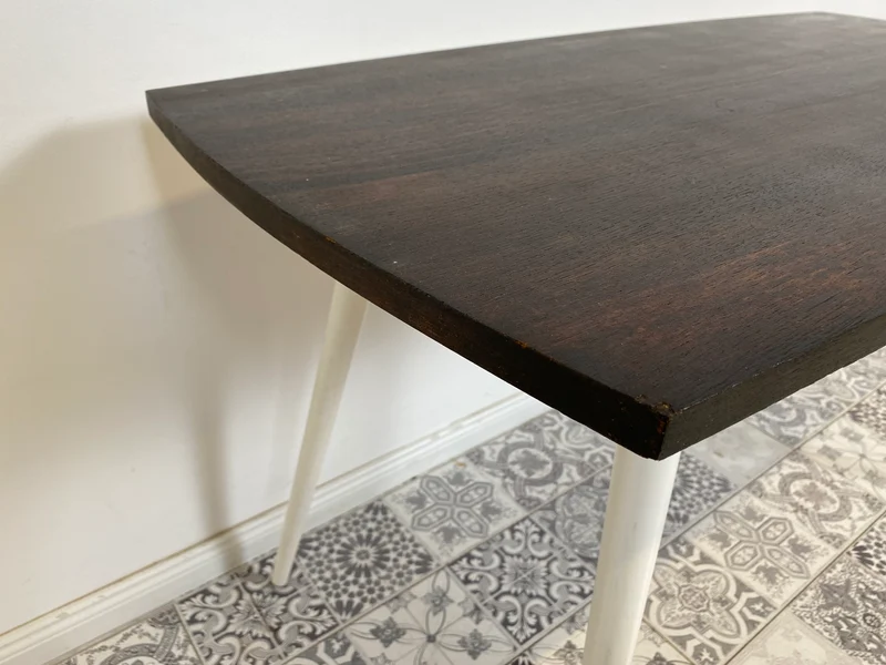 WMK Sehr hübscher und gut erhaltener Mid-Century Couchtisch aus dem Jahr 1968, mit schöner Tischplatte und konischen Füßen