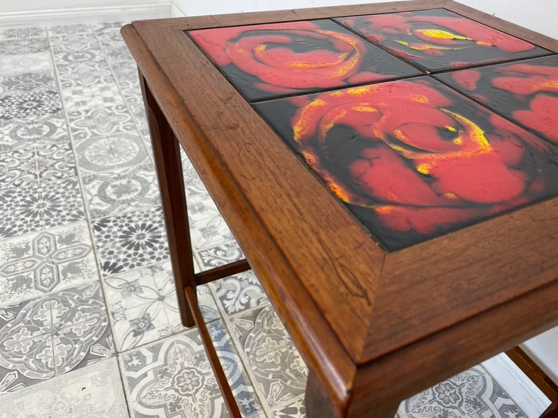 WMK Ein Unikat! Gut erhaltener skandinavischer Couchtisch aus Teakholz, kunstvoll befliest
