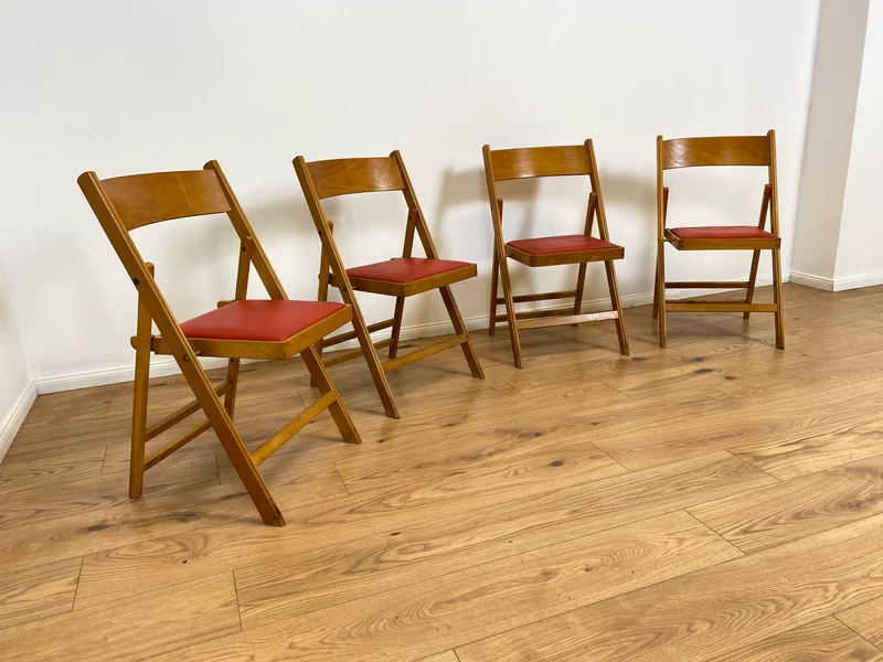 WMK # 1/4 Stilvoller, bequemer und stabiler skandinavischer Mid-Century Klappstuhl mit rotem Kunstlederbezug, stapelbar