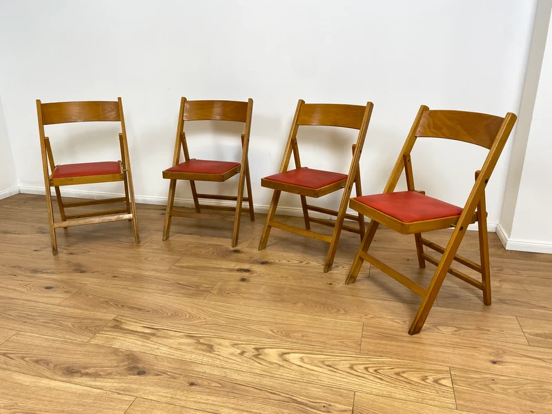 WMK # 1/4 Stilvoller, bequemer und stabiler skandinavischer Mid-Century Klappstuhl mit rotem Kunstlederbezug, stapelbar