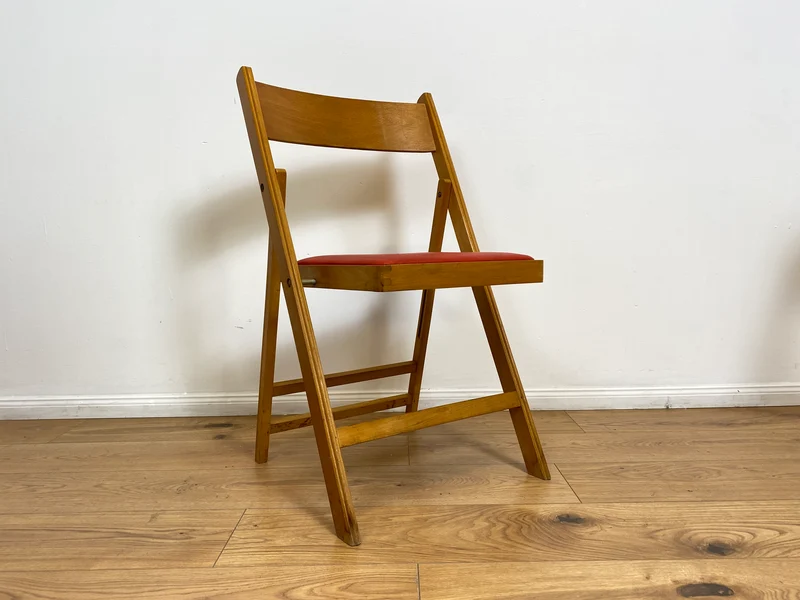 WMK # 1/4 Stilvoller, bequemer und stabiler skandinavischer Mid-Century Klappstuhl mit rotem Kunstlederbezug, stapelbar