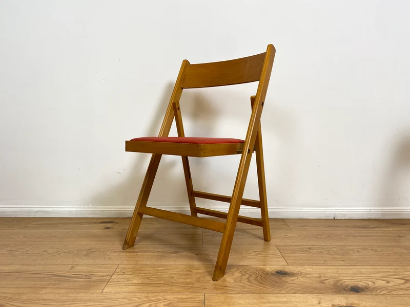 WMK # 1/4 Stilvoller, bequemer und stabiler skandinavischer Mid-Century Klappstuhl mit rotem Kunstlederbezug, stapelbar