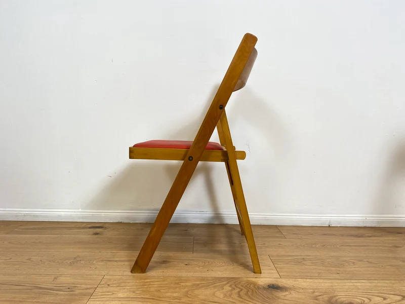 WMK # 1/4 Stilvoller, bequemer und stabiler skandinavischer Mid-Century Klappstuhl mit rotem Kunstlederbezug, stapelbar