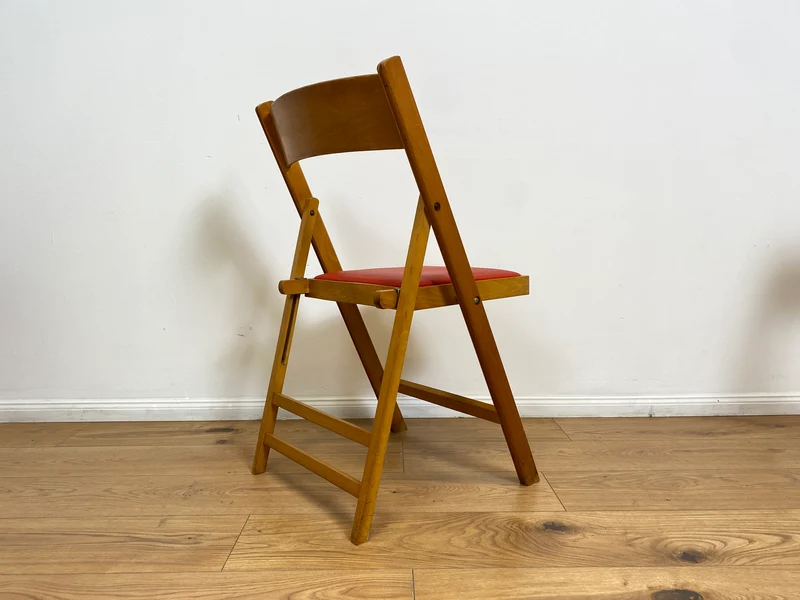 WMK # 1/4 Stilvoller, bequemer und stabiler skandinavischer Mid-Century Klappstuhl mit rotem Kunstlederbezug, stapelbar