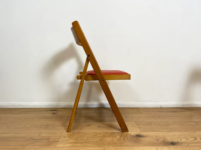 WMK # 1/4 Stilvoller, bequemer und stabiler skandinavischer Mid-Century Klappstuhl mit rotem Kunstlederbezug, stapelbar