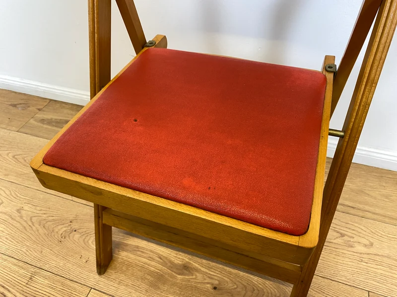 WMK # 1/4 Stilvoller, bequemer und stabiler skandinavischer Mid-Century Klappstuhl mit rotem Kunstlederbezug, stapelbar