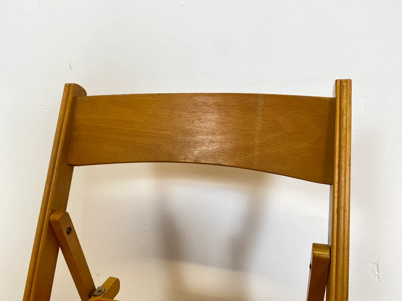 WMK # 1/4 Stilvoller, bequemer und stabiler skandinavischer Mid-Century Klappstuhl mit rotem Kunstlederbezug, stapelbar