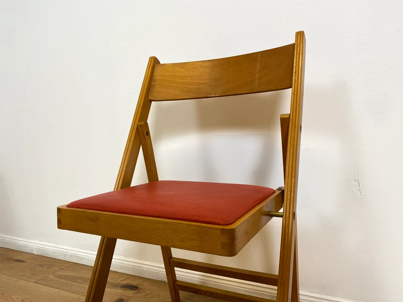 WMK # 1/4 Stilvoller, bequemer und stabiler skandinavischer Mid-Century Klappstuhl mit rotem Kunstlederbezug, stapelbar