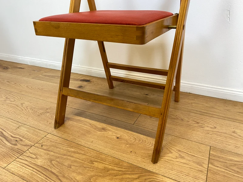 WMK # 1/4 Stilvoller, bequemer und stabiler skandinavischer Mid-Century Klappstuhl mit rotem Kunstlederbezug, stapelbar