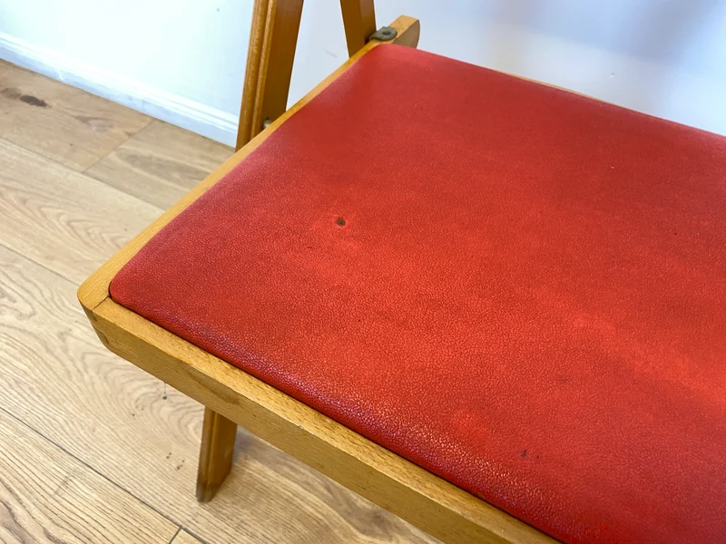 WMK # 1/4 Stilvoller, bequemer und stabiler skandinavischer Mid-Century Klappstuhl mit rotem Kunstlederbezug, stapelbar