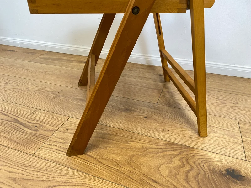WMK # 1/4 Stilvoller, bequemer und stabiler skandinavischer Mid-Century Klappstuhl mit rotem Kunstlederbezug, stapelbar