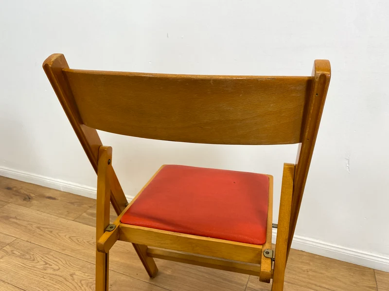 WMK # 1/4 Stilvoller, bequemer und stabiler skandinavischer Mid-Century Klappstuhl mit rotem Kunstlederbezug, stapelbar