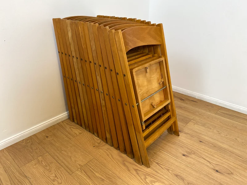 WMK # 1/4 Stilvoller, bequemer und stabiler skandinavischer Mid-Century Klappstuhl mit rotem Kunstlederbezug, stapelbar
