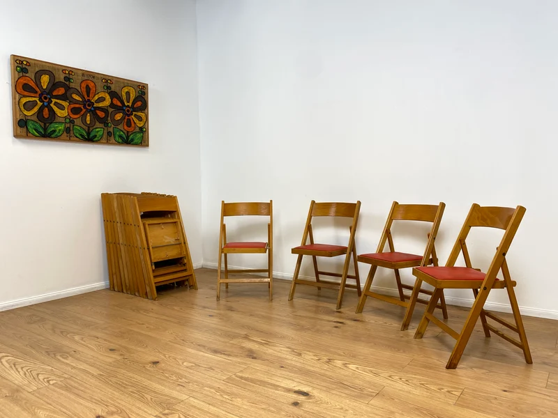 WMK # 1/4 Stilvoller, bequemer und stabiler skandinavischer Mid-Century Klappstuhl mit rotem Kunstlederbezug, stapelbar