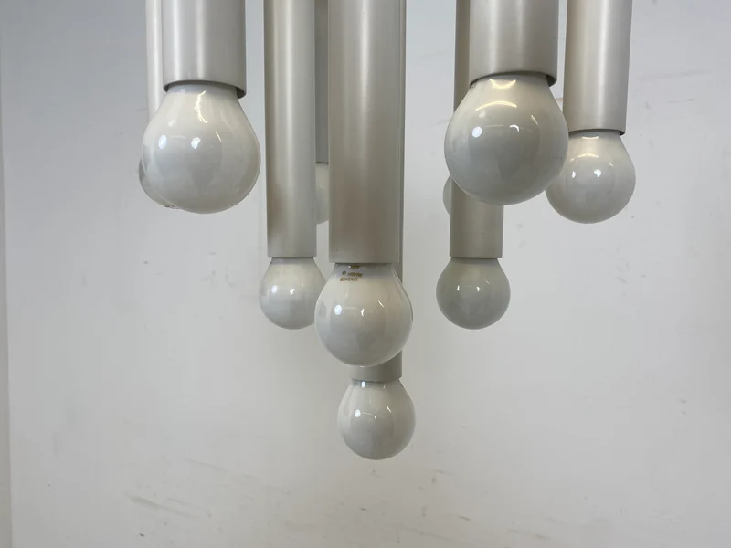 WMK # Berühmte und gut erhaltene weiße 70er Jahre Space Age Designer Deckenlampe von Temde aus Metall mit 10-flammigen Licht