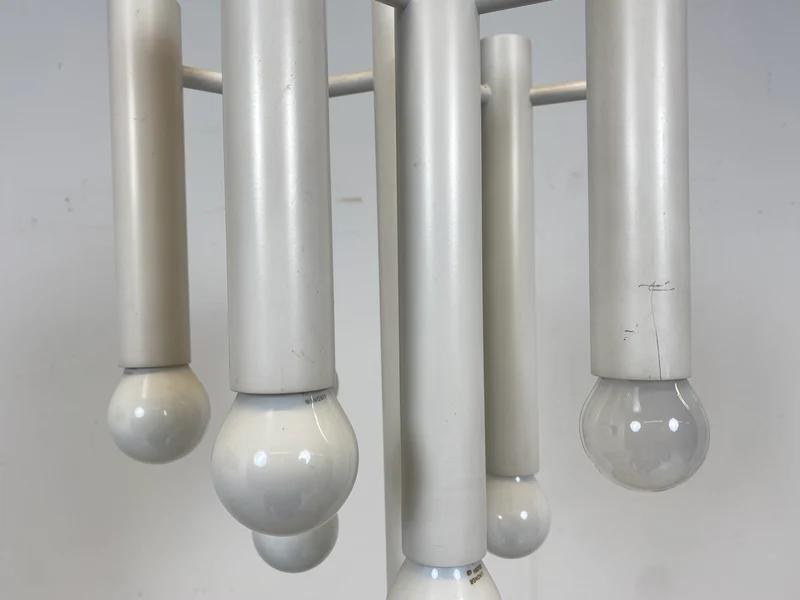 WMK # Berühmte und gut erhaltene weiße 70er Jahre Space Age Designer Deckenlampe von Temde aus Metall mit 10-flammigen Licht