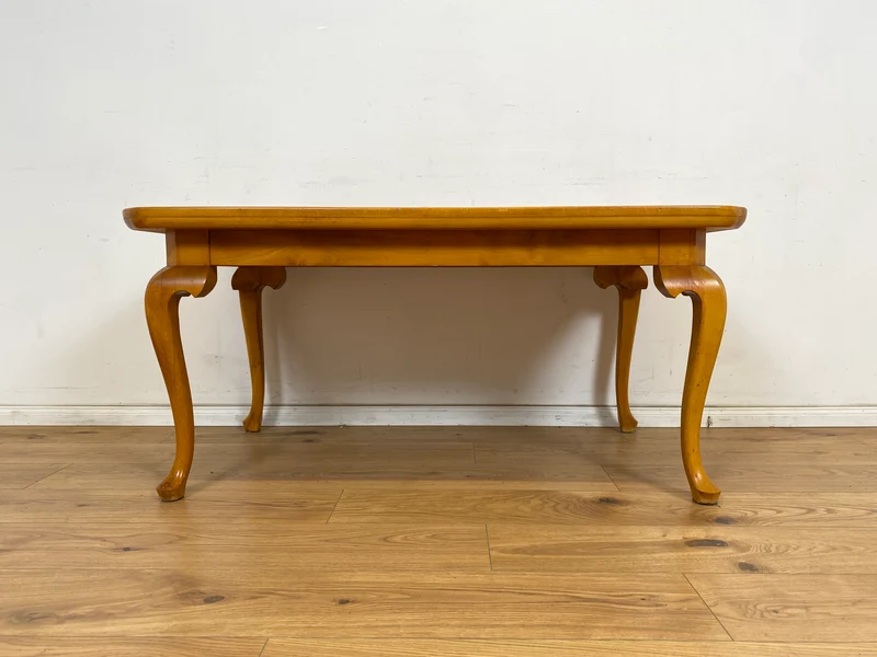 WMK Hübscher, großer und sehr gut erhaltener 60er Jahre Couchtisch im Chippendale Stil mit schönen gebogenen Tischbeinen & toller Maserung