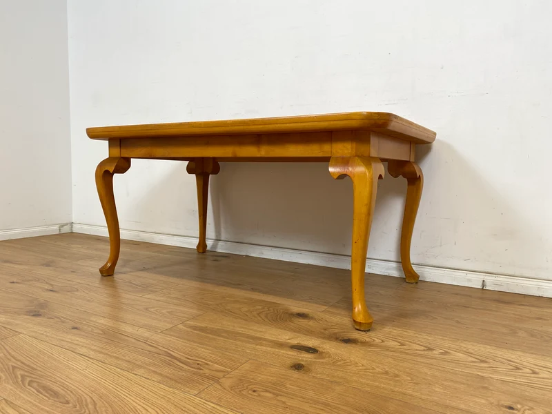 WMK Hübscher, großer und sehr gut erhaltener 60er Jahre Couchtisch im Chippendale Stil mit schönen gebogenen Tischbeinen & toller Maserung