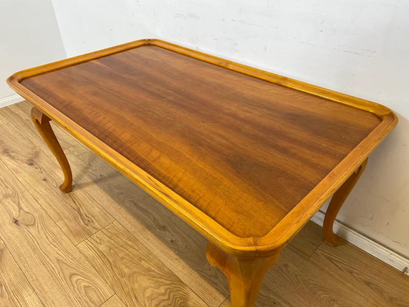 WMK Hübscher, großer und sehr gut erhaltener 60er Jahre Couchtisch im Chippendale Stil mit schönen gebogenen Tischbeinen & toller Maserung