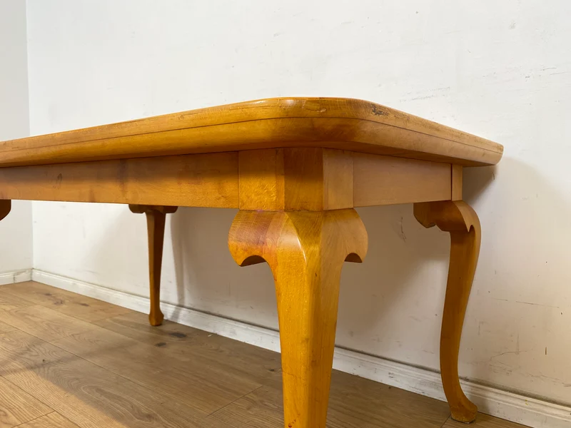WMK Hübscher, großer und sehr gut erhaltener 60er Jahre Couchtisch im Chippendale Stil mit schönen gebogenen Tischbeinen & toller Maserung