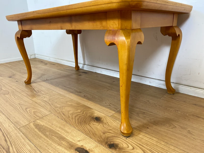 WMK Hübscher, großer und sehr gut erhaltener 60er Jahre Couchtisch im Chippendale Stil mit schönen gebogenen Tischbeinen & toller Maserung
