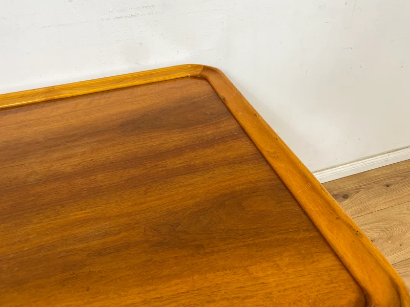 WMK Hübscher, großer und sehr gut erhaltener 60er Jahre Couchtisch im Chippendale Stil mit schönen gebogenen Tischbeinen & toller Maserung