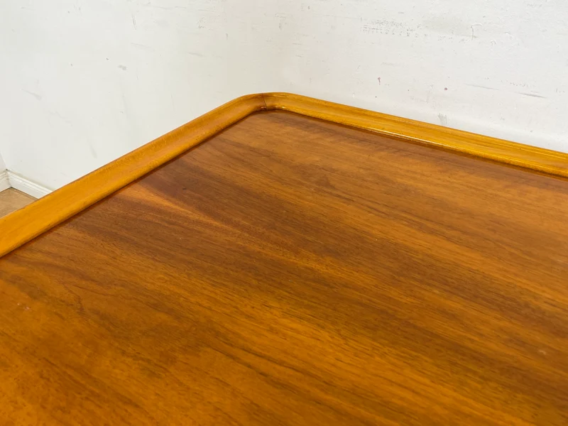 WMK Hübscher, großer und sehr gut erhaltener 60er Jahre Couchtisch im Chippendale Stil mit schönen gebogenen Tischbeinen & toller Maserung