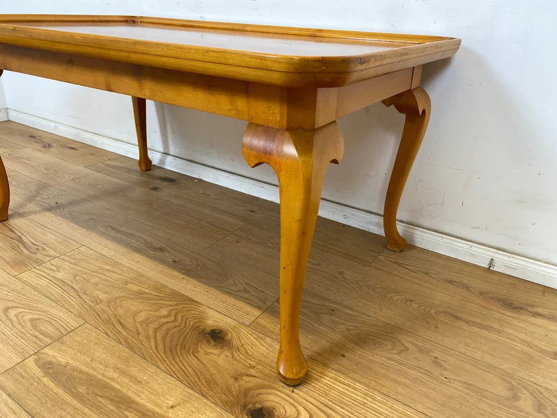 WMK Hübscher, großer und sehr gut erhaltener 60er Jahre Couchtisch im Chippendale Stil mit schönen gebogenen Tischbeinen & toller Maserung