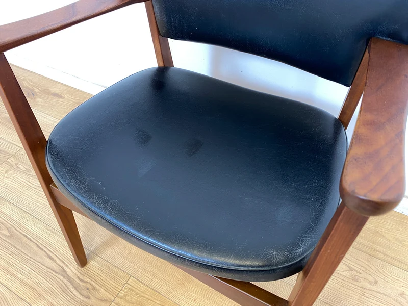 WMK Stilvoller skandinavischer Mid-Century Armlehnenstuhl in gutem Zustand mit schwarzem Kunstlederbezug und Teakholz Rahmen
