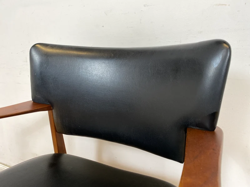 WMK Stilvoller skandinavischer Mid-Century Armlehnenstuhl in gutem Zustand mit schwarzem Kunstlederbezug und Teakholz Rahmen