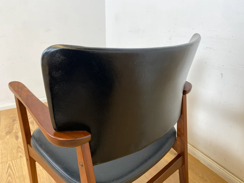 WMK Stilvoller skandinavischer Mid-Century Armlehnenstuhl in gutem Zustand mit schwarzem Kunstlederbezug und Teakholz Rahmen