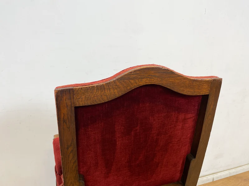 WMK Vornehmer und gut erhaltener antiker Sessel mit grandiosem Bordeauxrot Samtbezug & handverziertem Holzrahmen aus Eiche