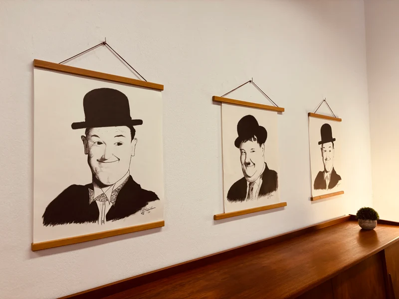 WMK 1/56 Die Kultfiguren Stan & Ollie, bekannt auch als Dick und Doof , als Vintage Druck auf Hartpapier, mit & ohne neuem Teakholz Rahmen